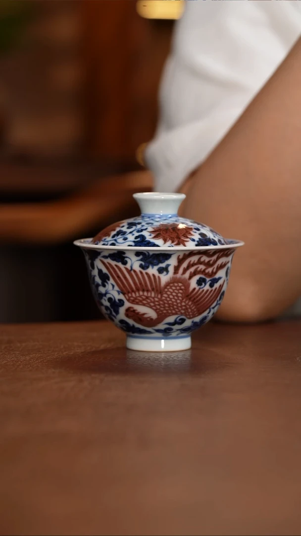 青花釉里红麒麟追凤纹元宝盖碗