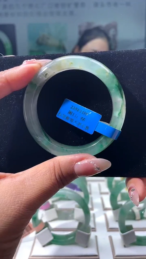 未镶嵌手镯石英质玉（非洲翠）手镯