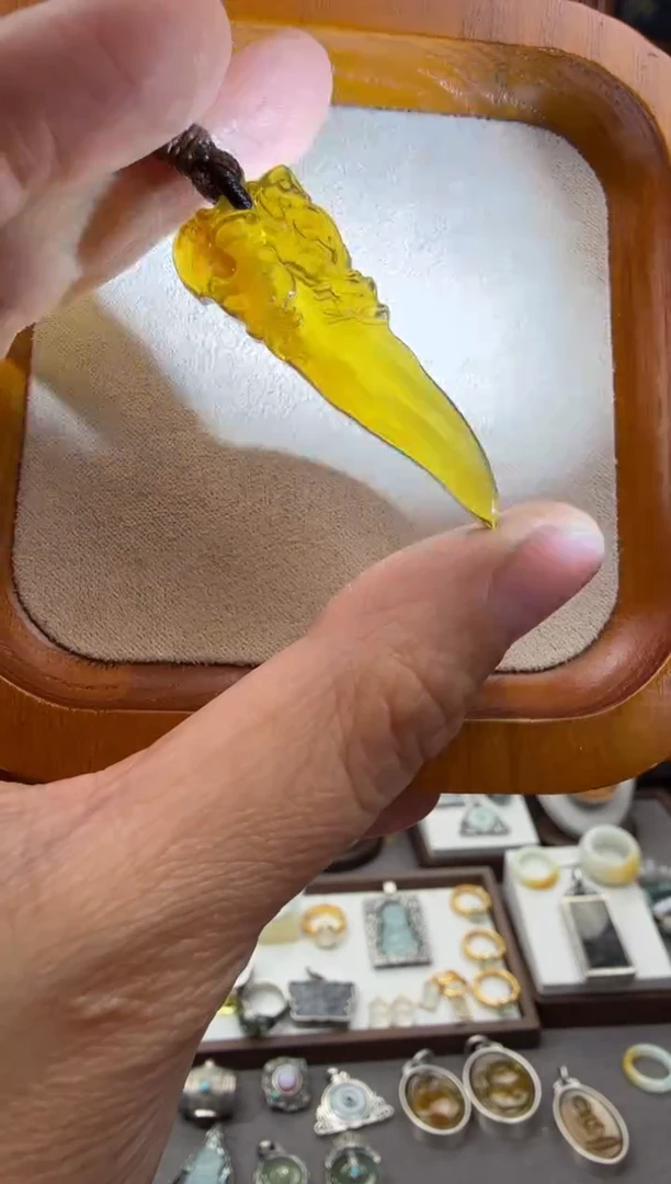 琥珀颈饰未镶嵌龙牙吊坠