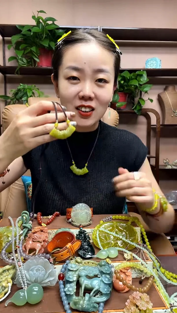 未镶嵌岫玉颈饰多样性发货发其中之一