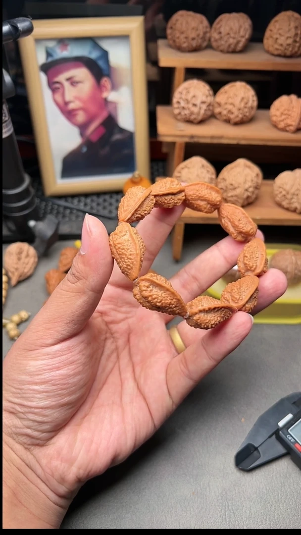 吊坠文玩核桃龙鳞纹绣花鞋