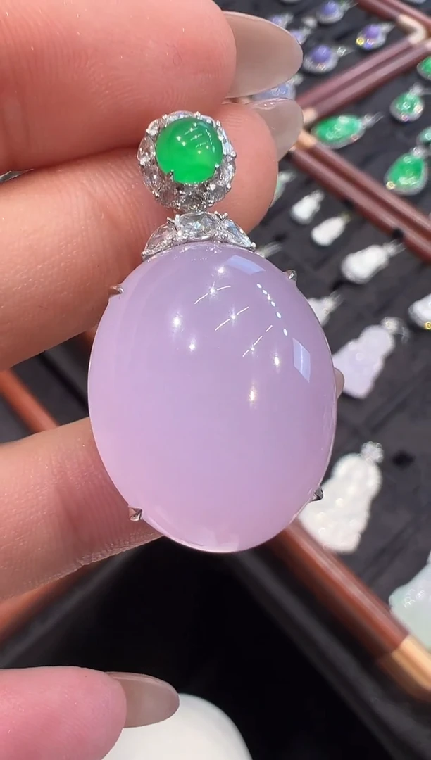 颈饰18K金镶嵌翡翠吊坠