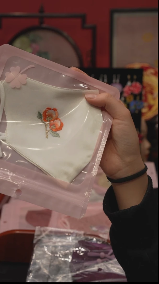刺绣写*非遗苏绣绒花手工饰品