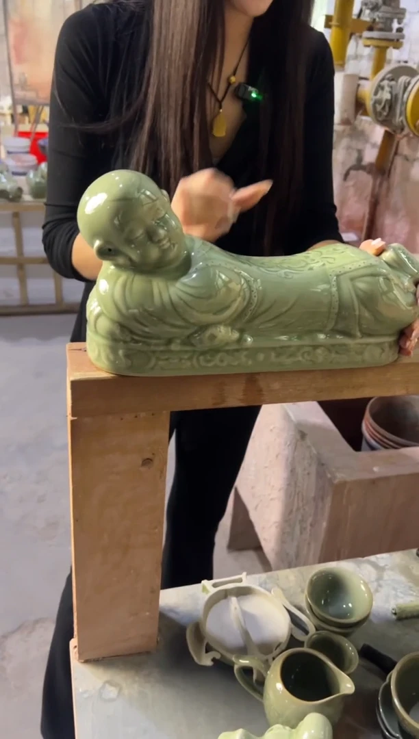耀州窑青瓷娃娃枕