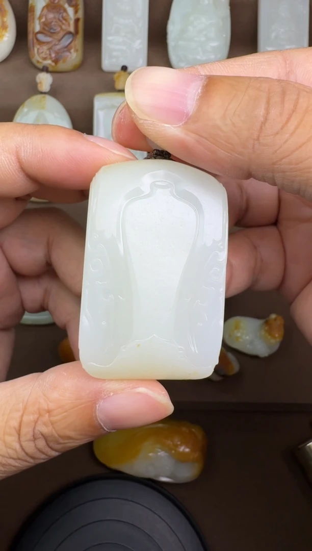 和田玉未镶嵌颈饰哒**哒宝瓶安