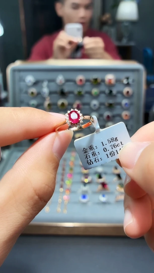 18K金镶嵌戒指红宝石0.76.