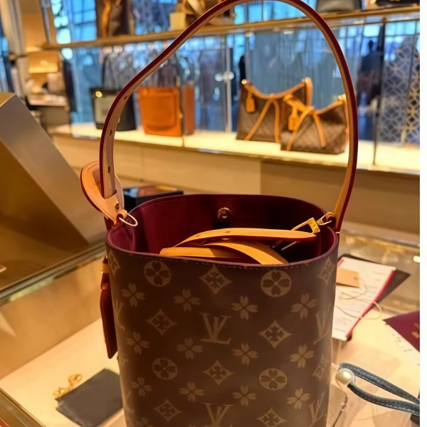 香港品牌2025新款时尚女包轻奢百搭网红时尚女士潮流复古单肩包包