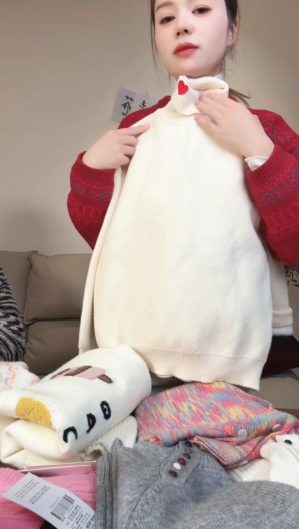 小*。水貂绒桃心毛衣160两件 两件。