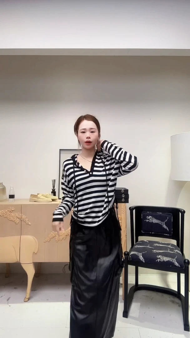 黑白条纹抽绳休闲羊毛衫