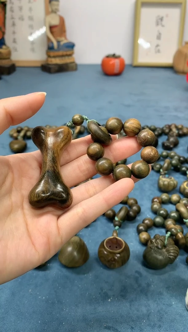 【闪购商品】维腊木（绿檀）把件骨头按摩棒