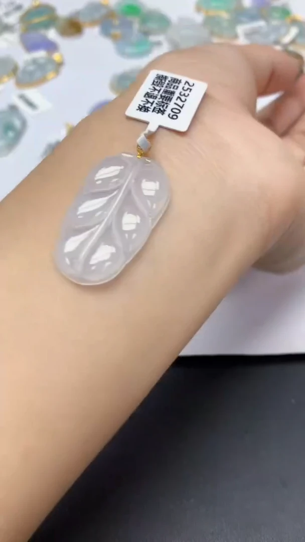 翡翠18K金镶嵌颈饰天然a货翡翠