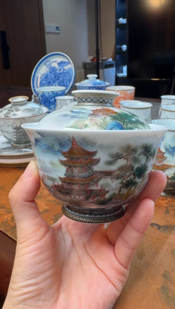 不****猫手绘粉彩岳阳楼盖碗