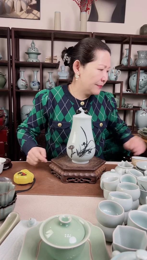 【闪购商品】杯釉中彩 兰花画 瓜棱盖瓶