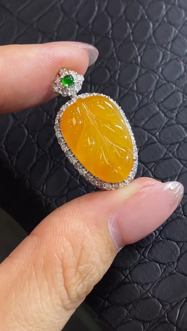 颈饰18K金镶嵌翡翠收到货48小时鉴赏期（超时不退不换）