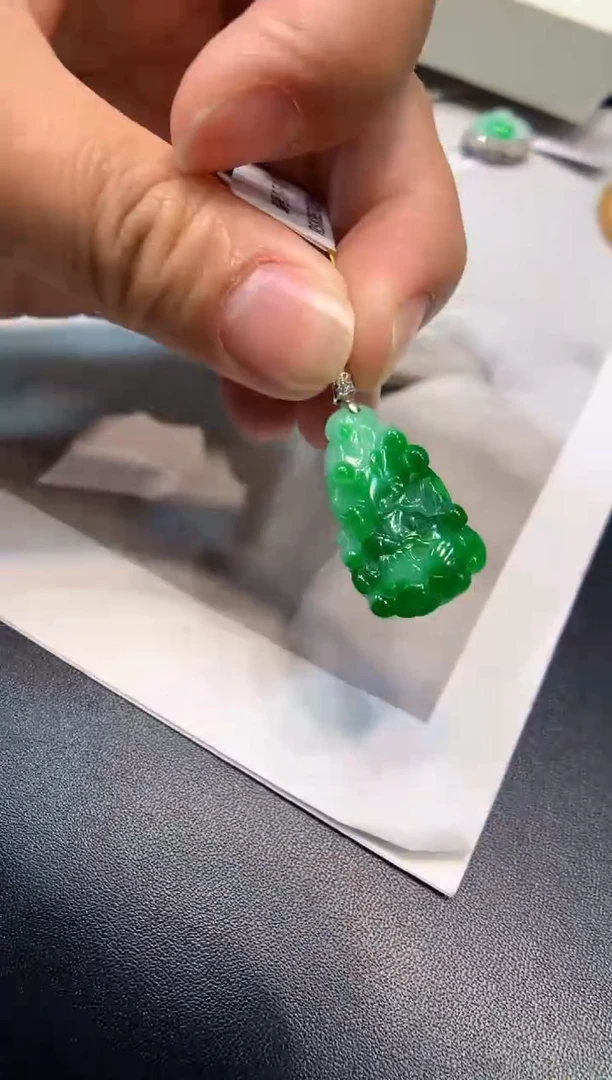 颈饰18K金镶嵌翡翠白菜