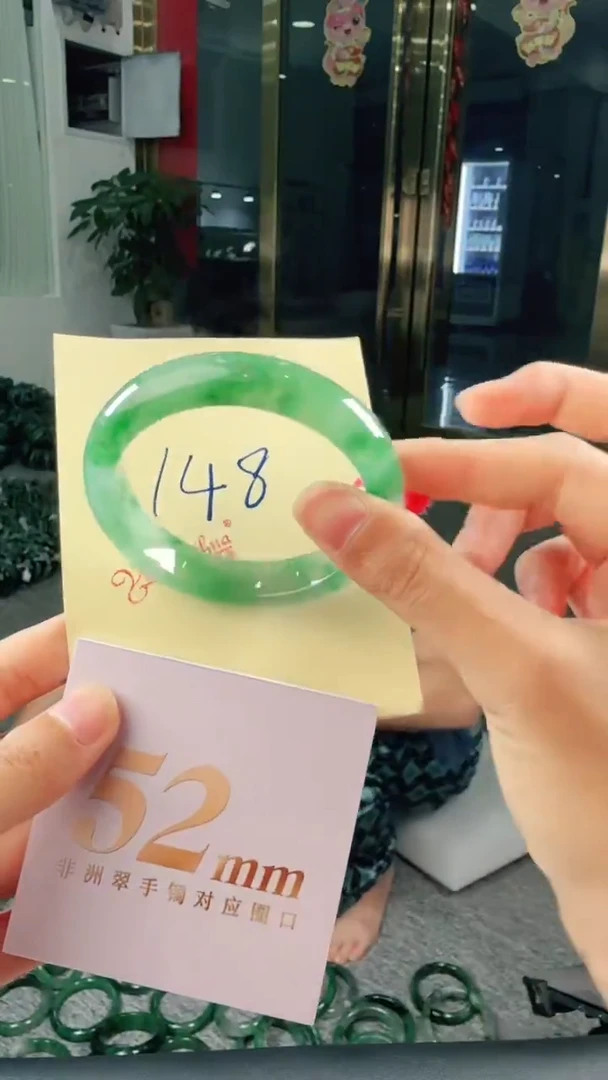未镶嵌手镯石英质玉（非洲翠）有天然洒金亮片/矿点/棉线148