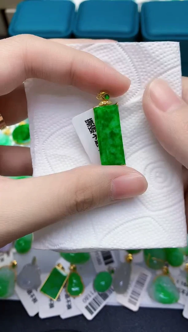 颈饰18K金镶嵌翡翠天然翡翠缅甸A货