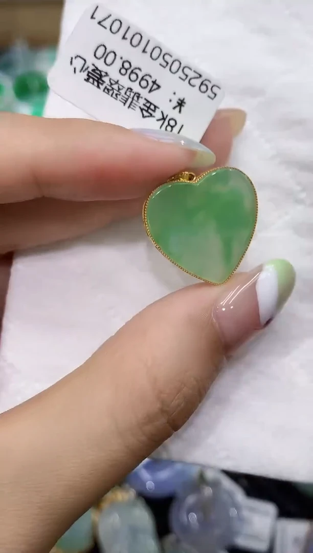 翡翠18K金镶嵌颈饰111111111111