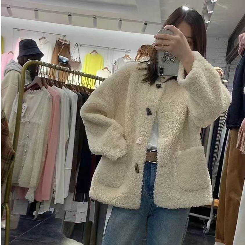 实体店精选常不规则扣毛毛外套