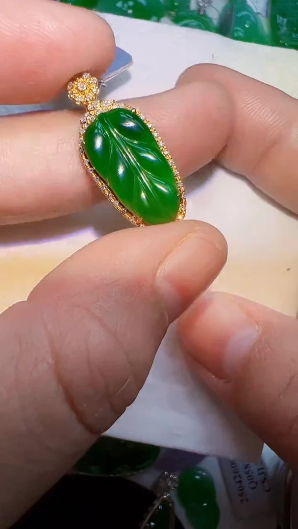 颈饰18K金镶嵌翡翠叶子