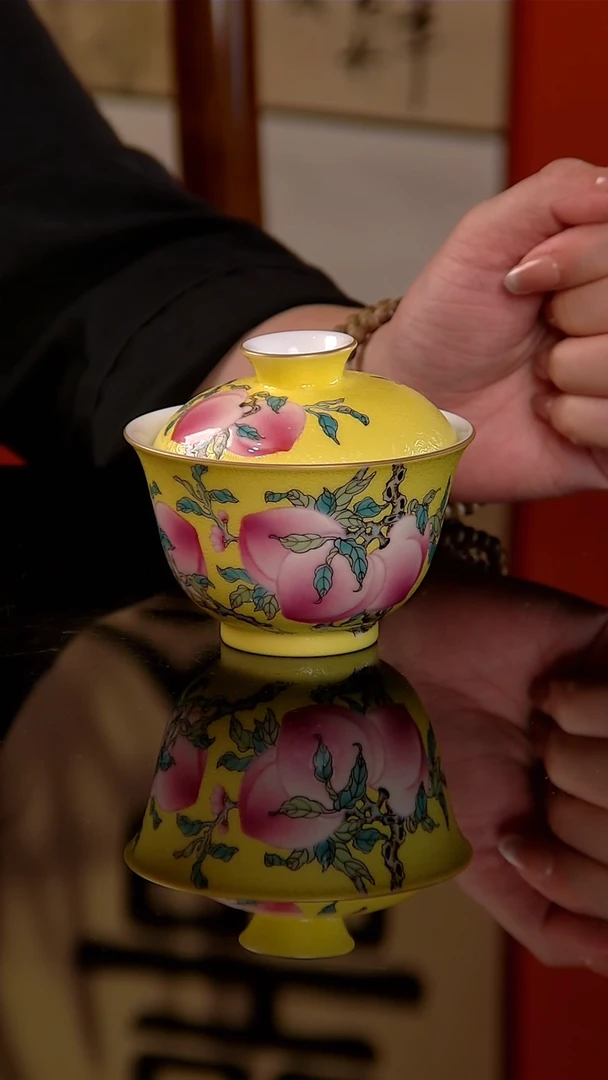 悟陶黄地耙花粉彩九桃盖碗