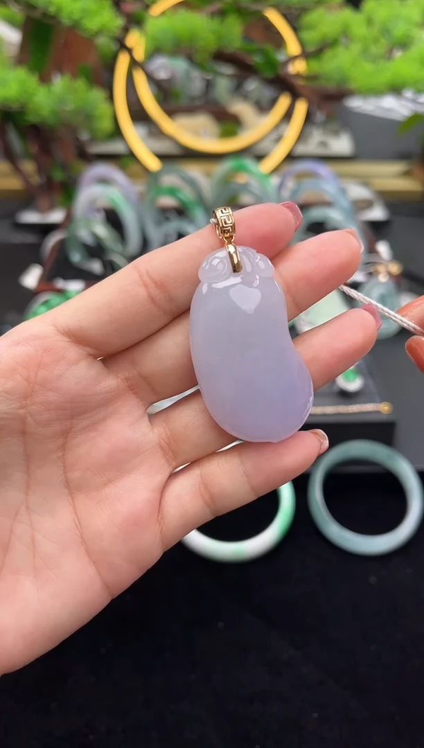 颈饰18K金镶嵌翡翠吊坠