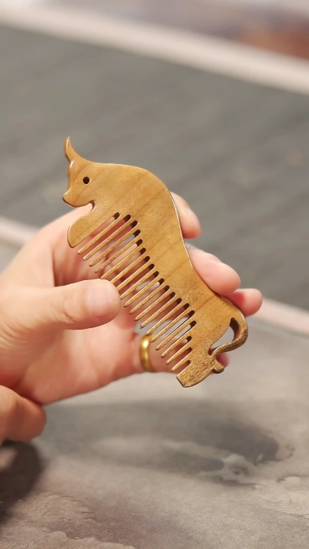 【闪购商品】金丝楠木雕老料牛梳