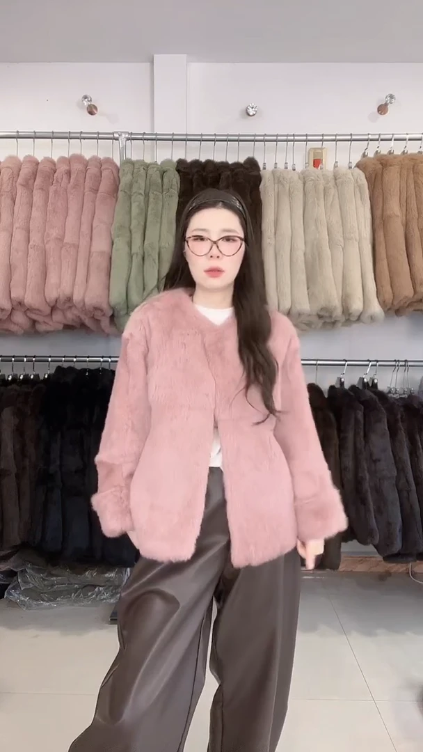 粉色圆领皮草外套