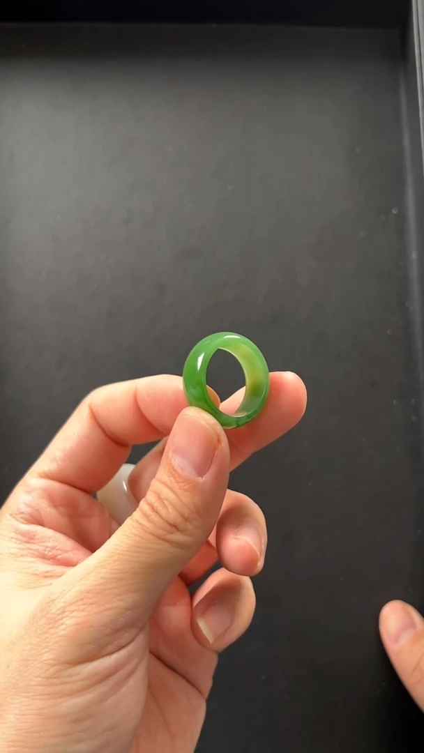 未镶嵌和田玉挂件俄碧果绿宽戒