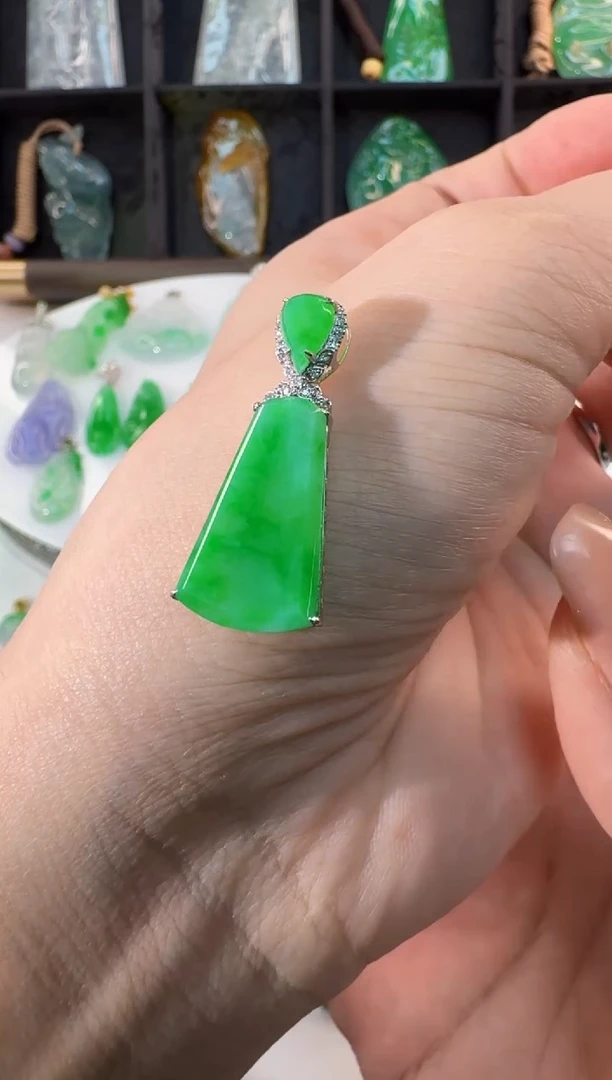 颈饰18K金镶嵌翡翠缅甸A货翡翠