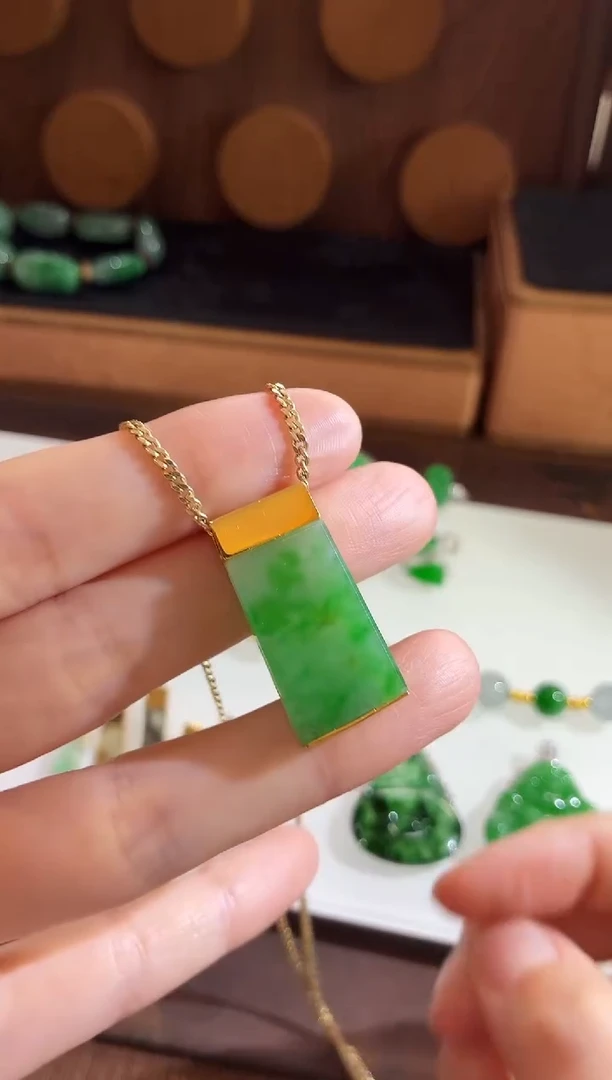 吊坠(不含链)18K金镶嵌翡翠吊坠