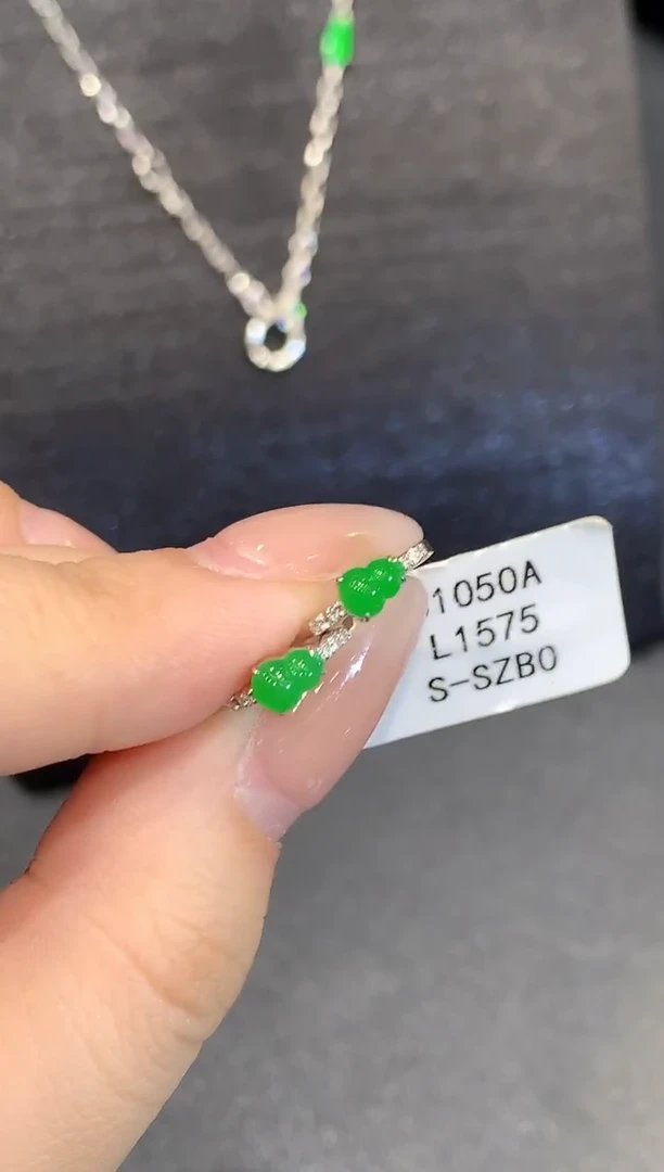 18K金镶嵌翡翠耳饰L多样性发其一