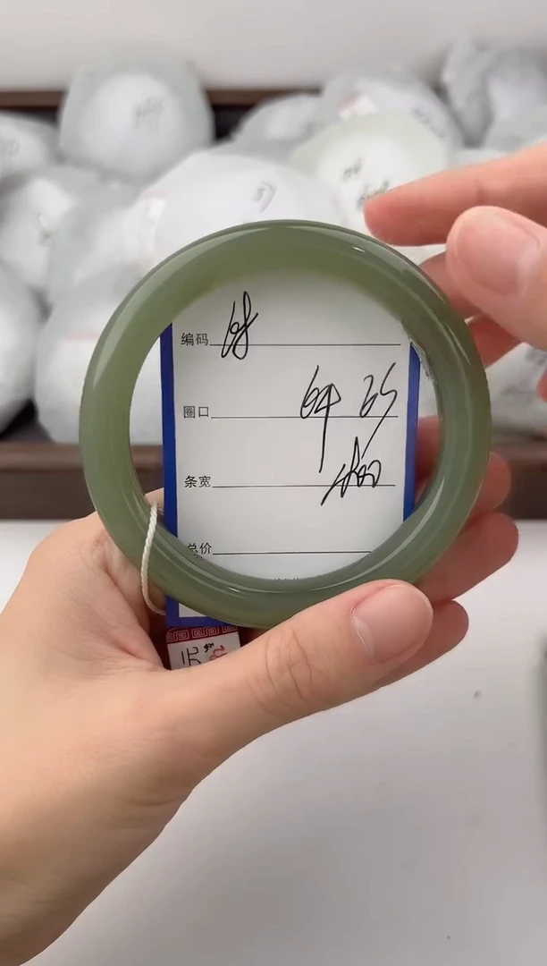 未镶嵌手镯和田玉68颜色微差无瑕疵