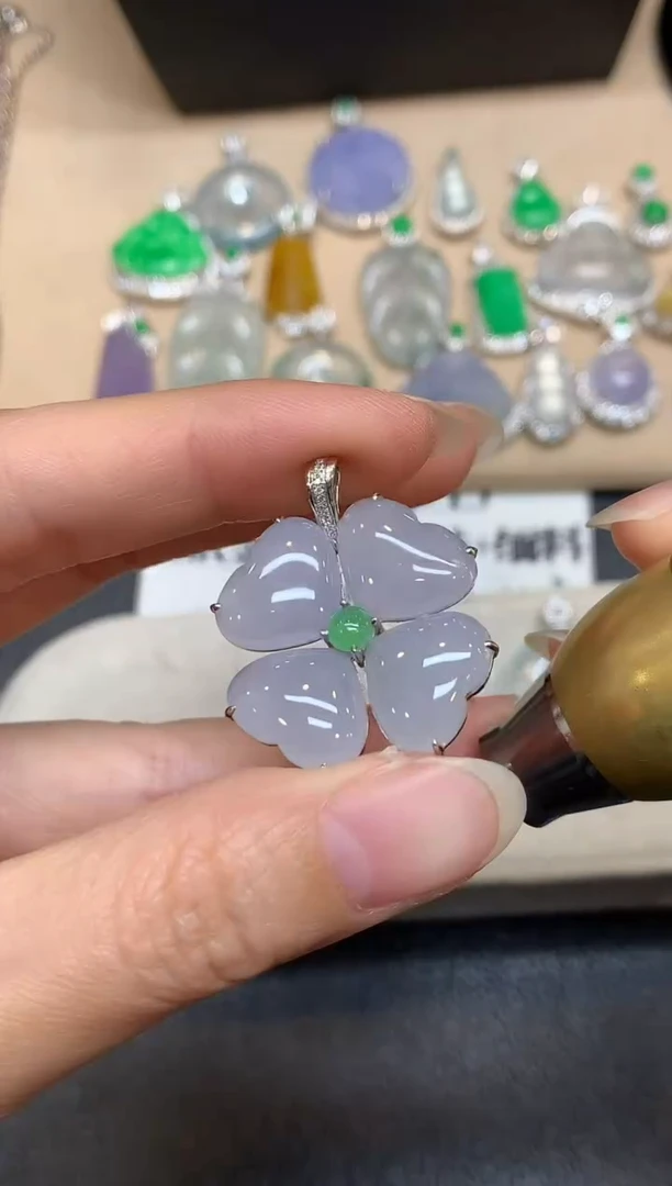 颈饰18K金镶嵌翡翠四叶草【无服务费