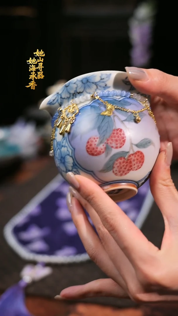 云青素坊斗彩荔枝手抓壶