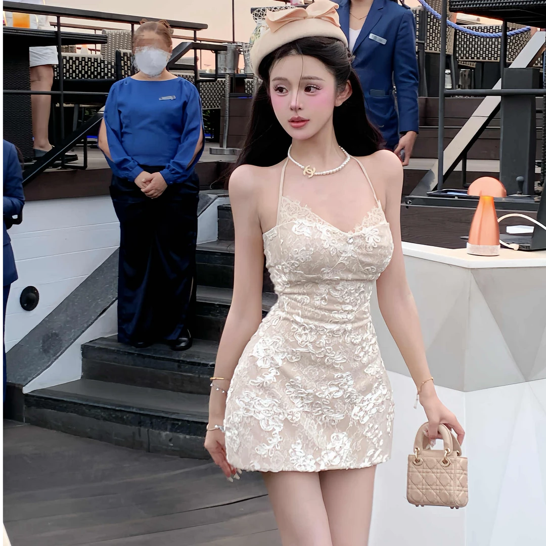 Z7611法式重工蕾丝挂脖连衣裙女春夏海边度假高级感收腰性感短裙