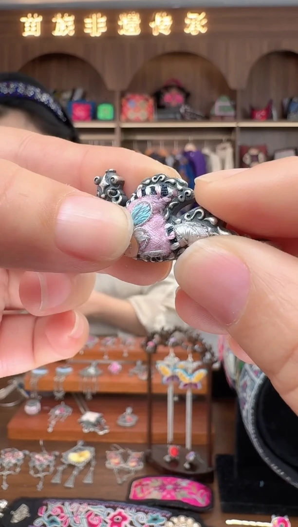 【闪购商品】织绣扶光苗绣传承76