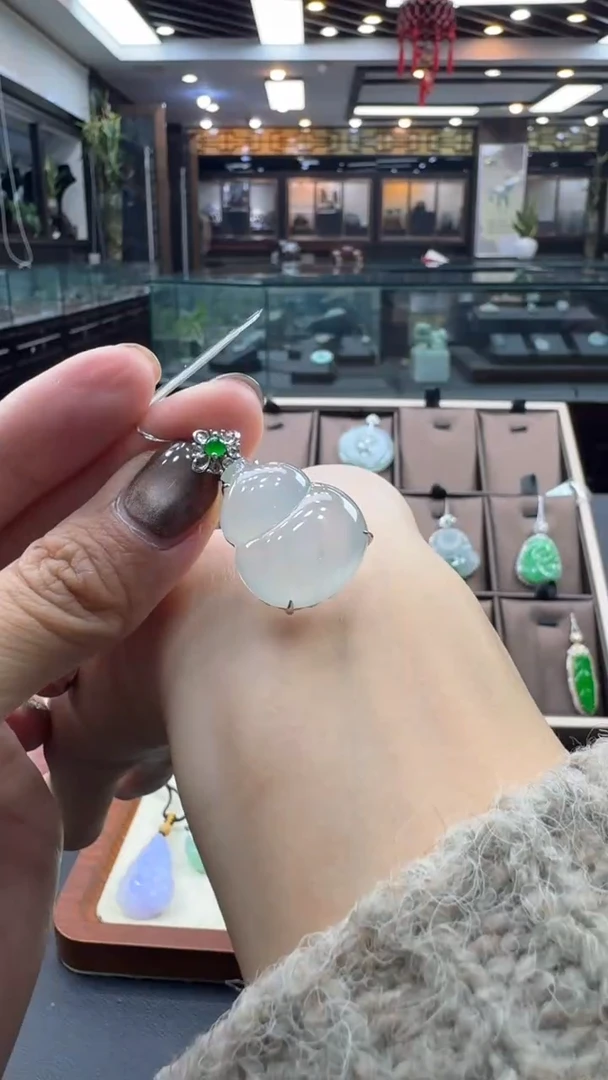 颈饰18K金镶嵌翡翠天**泪葫芦