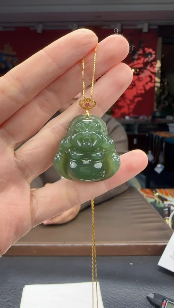 颈饰18K金镶嵌和田玉湖水绿佛公