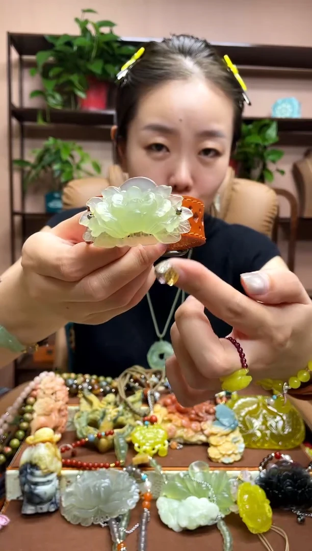 未镶嵌岫玉吊坠招****铛·