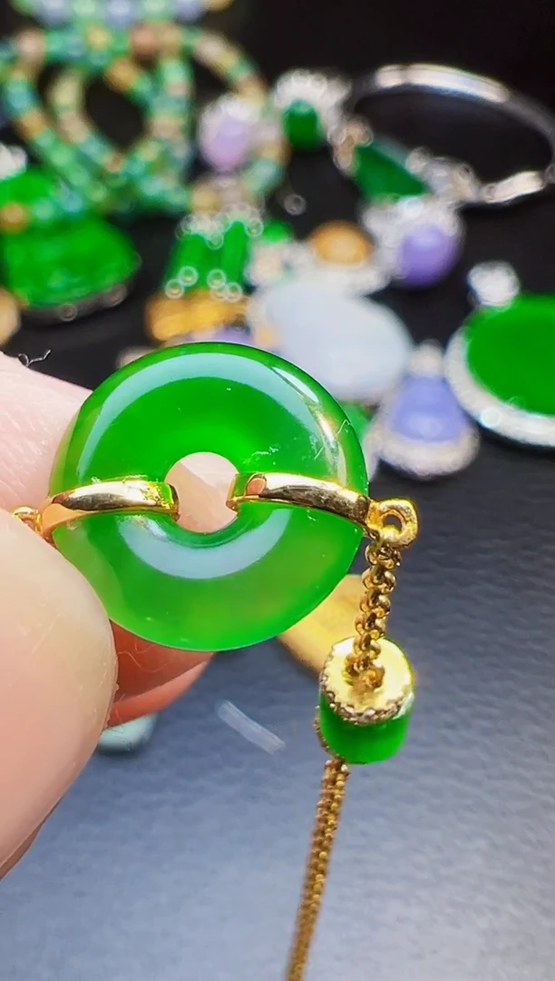 18K金镶嵌手链翡翠似**年翡翠