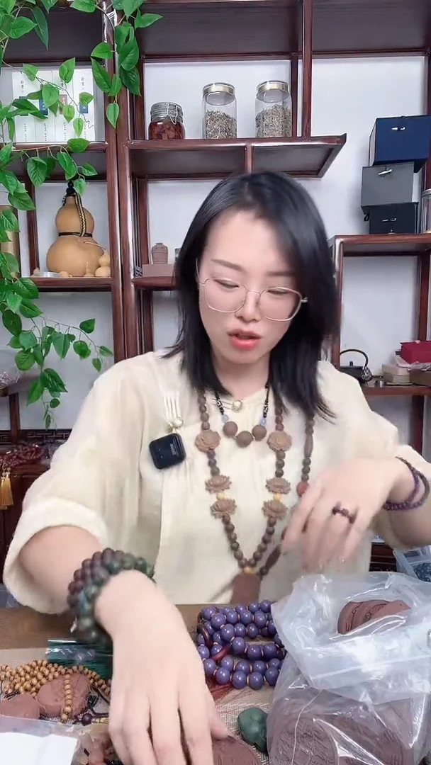 泥塑十二精的圆牌山花