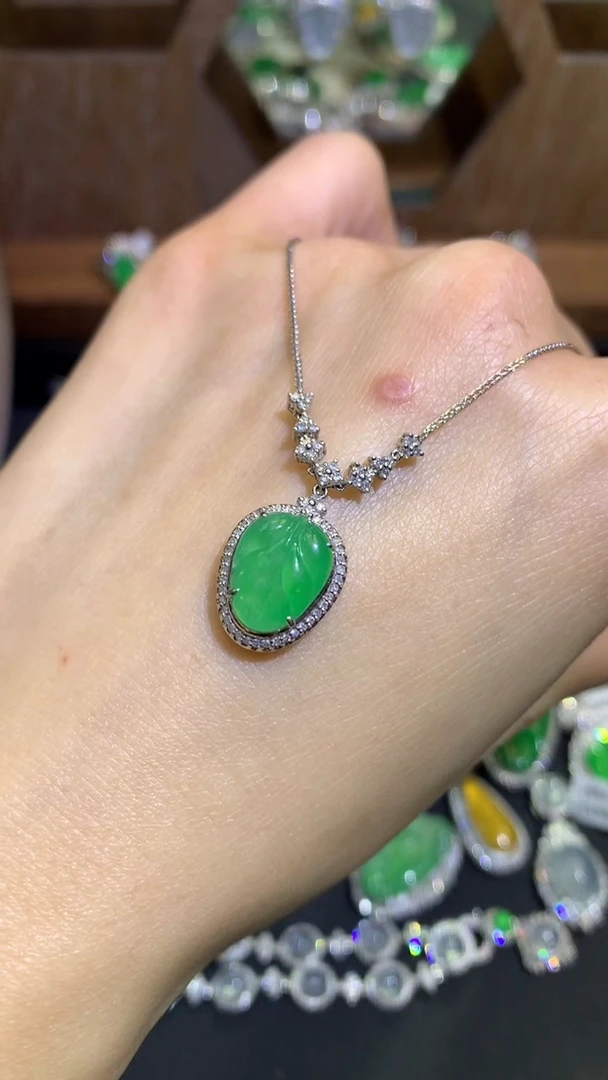 【闪购商品】翡翠吊坠(不含链)18K金镶嵌吊坠