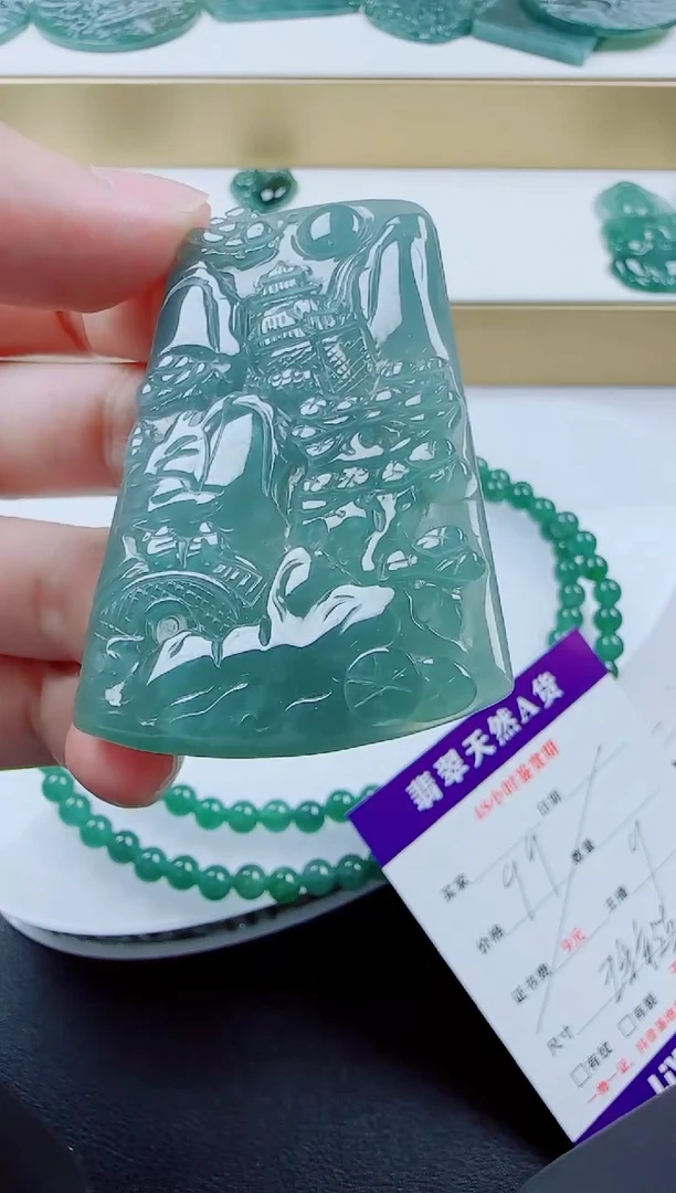 翡翠未镶嵌颈饰山水