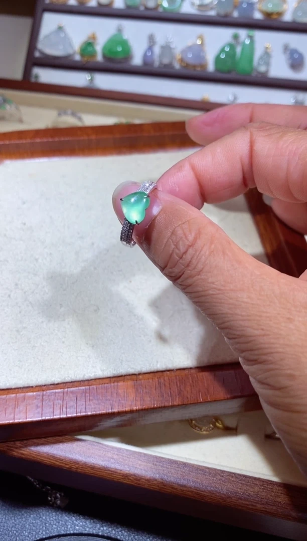 颈饰18K金镶嵌翡翠一****颜111111111