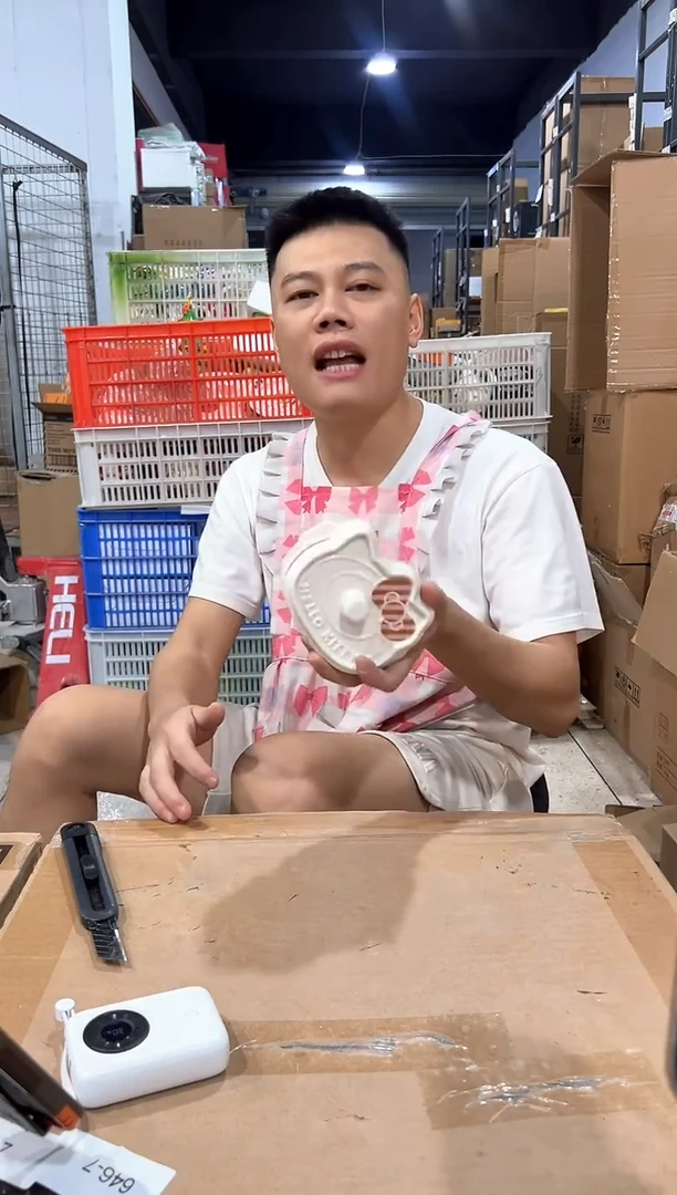 瓷片白色kt猫炖盅