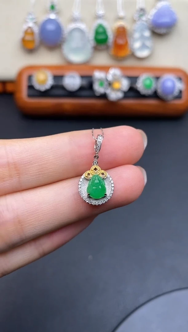 翡翠18K金镶嵌颈饰吊坠