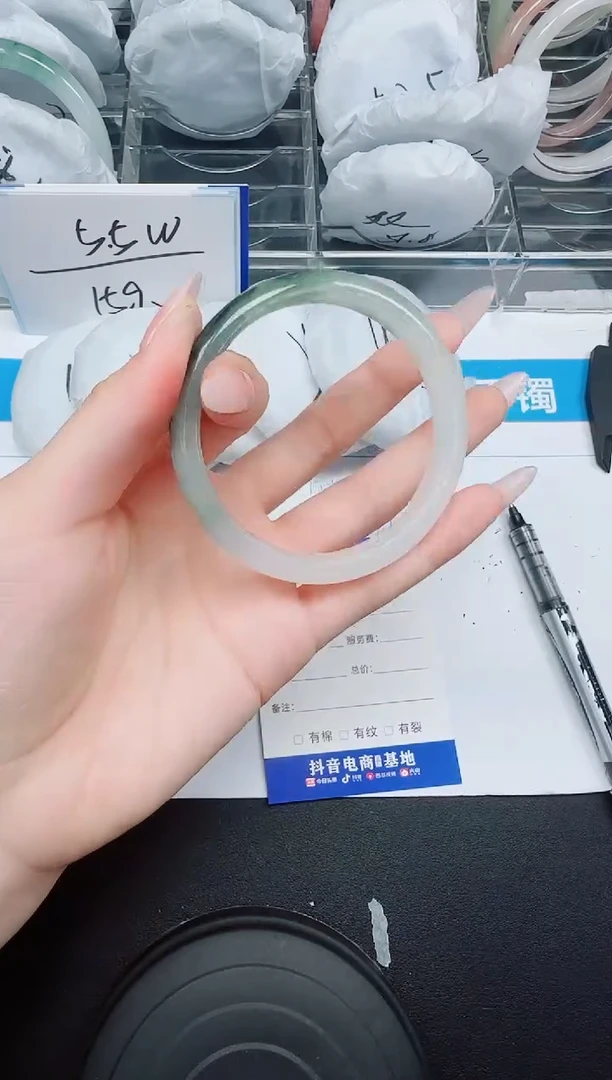 石英质玉手镯未镶嵌200  58.9