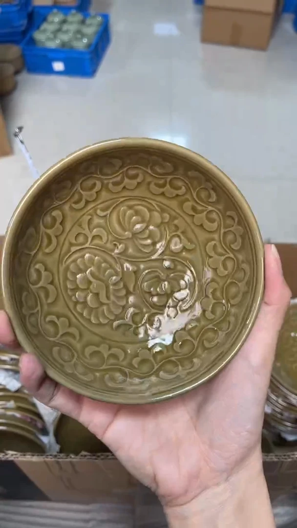 陶瓷姜黄色 秘色小菊纹盘