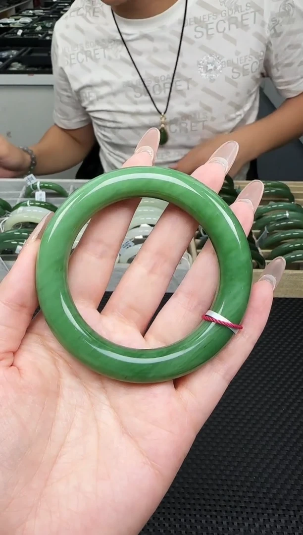 未镶嵌手镯和田玉一支，57圈口